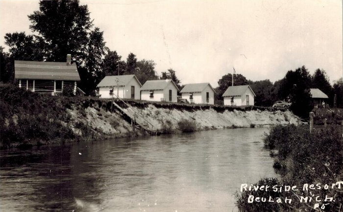 Betsie Riverside Resort - Vintage Postcard